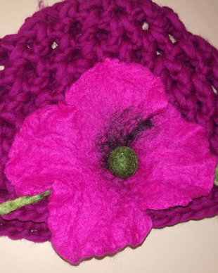 Căciulita croșetata din fir de lână cu floricica de lână merinos aplicata