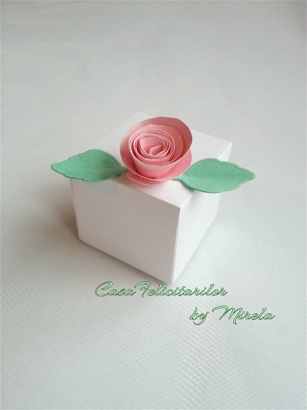 Cutie roz cu floare alba