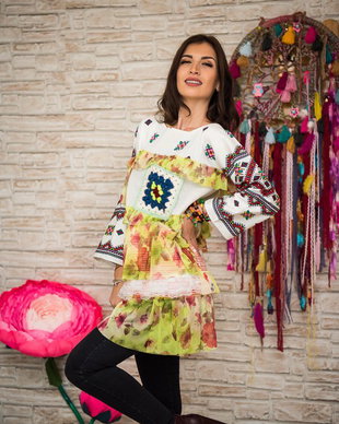 Bluza cu buzunare crosetate si volane din tull