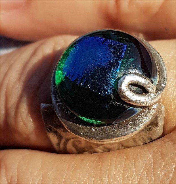 inel unicat din argint fin, asimetric, cu textura si cabochon albastru din sticla de Murano