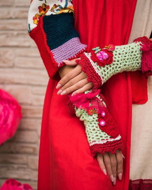 Manusi crosetate si accesorizate