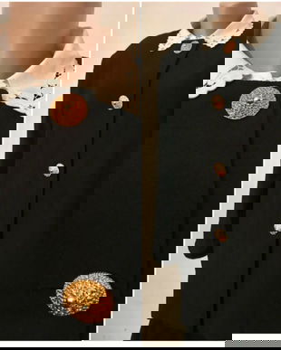 Sacou cu nasturi aurii