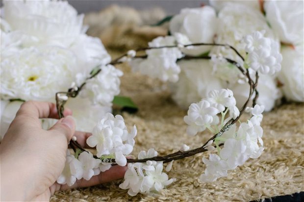 Coronita cu flori artificiale mici albe