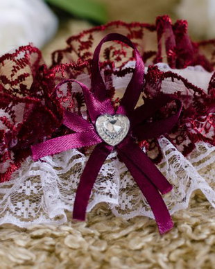 Jartiera burgundy din dantela pentru mirese