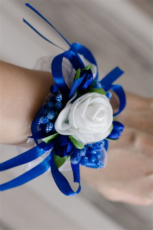 Bratari pentru domnisoare de onoare cu flori albastre