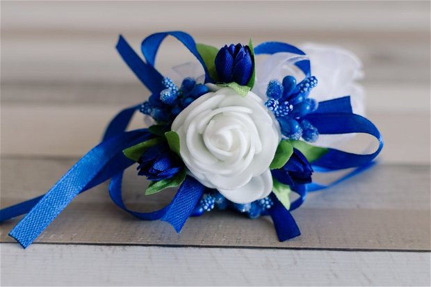 Bratari pentru domnisoare de onoare cu flori albastre