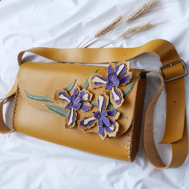 Geanta "Crossbody" handmade unicat -Iris Flowers