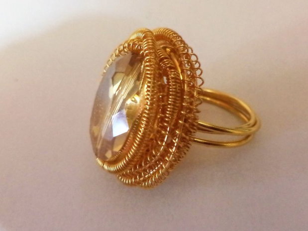 Inel handmade din sarma gilt si margea tip cristal - gold