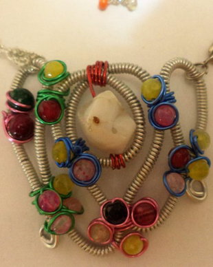 Colier handmade impletit din sarma cu pietre de agat si jad,montat pe o baza din matase crosetata din matase cu margele de nisip