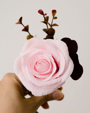 Floare de piept cu flori de hartie