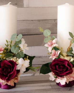 Lumanare decorata cu flori artificiale