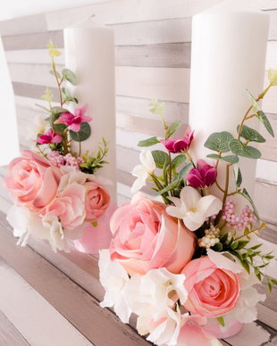 Lumanare decorata cu flori artificiale