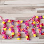 Litere decorate cu flori artificiale