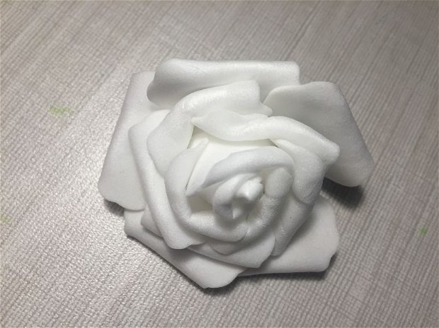 Flori albe din spumă