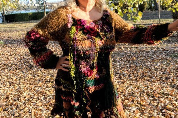 Pulover tricotat/crosetat cu aplicatii Autumn love