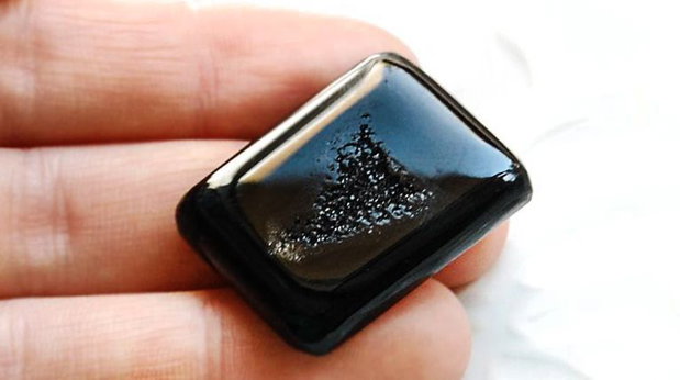 Cabochon pernuta de Agat negru cu formatiuni de cristale druzy