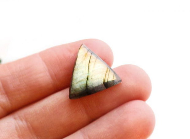 Cabochon Labradorit triunghiular - flashy