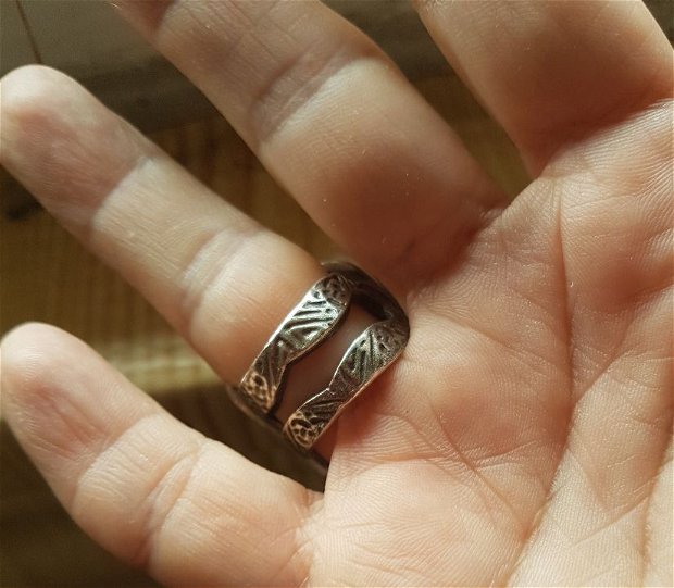 inel unicat din argint fin cu labradorit incapsulat in rama cu motiv royal