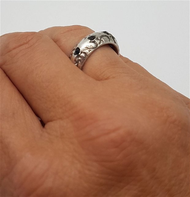 inel unicat din argint fin cu motiv oriental si zirconii colorate