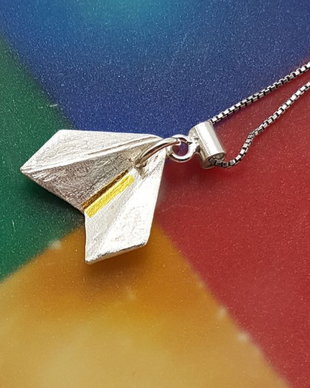 pandantiv de autor, din argint pur, cu aur 24K, in forma de avion de hartie