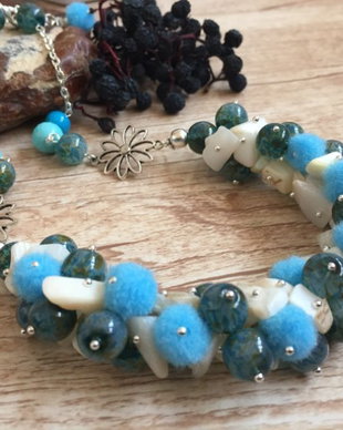 Colier boho/blue winter /pompoane si sidef
