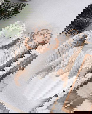 Ingeras din ceramica de prins in perete