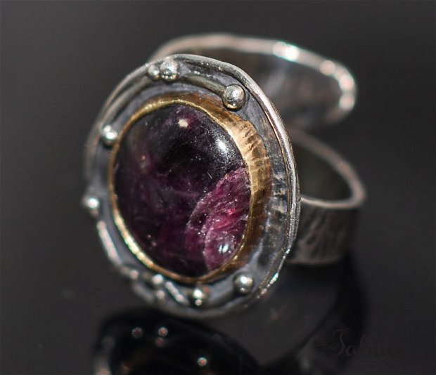 Inel argint şi profil gold filled cu rubin natural cu efect cat eye, în care se poate observa sistemul de cristalizare