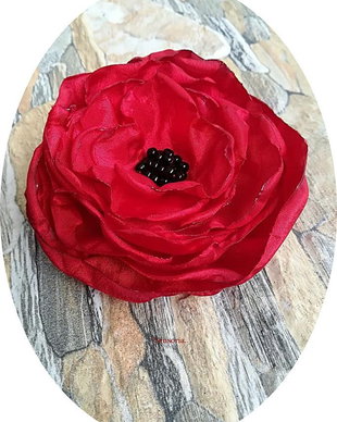 brosa floare rosie de matase