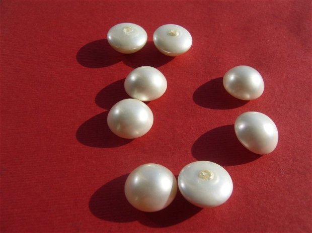 Perla alba tip Mallorca usor matuita semi-gaurita aprox 14x8 mm
