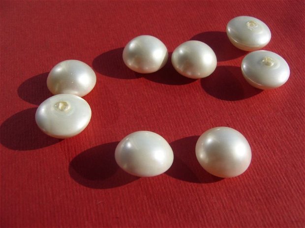 Perla alba tip Mallorca usor matuita semi-gaurita aprox 14x8 mm