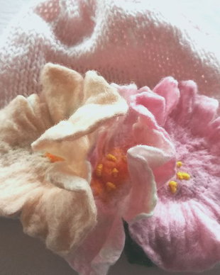 Căciulita croșetata din fir de lână cu floricica de lână merinos aplicata