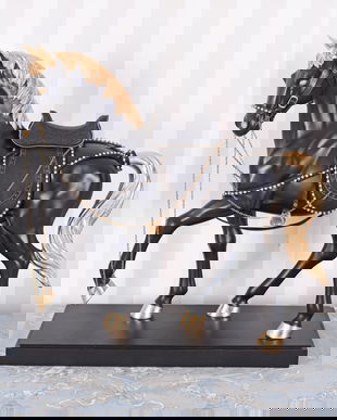 Statueta cu un cal negru