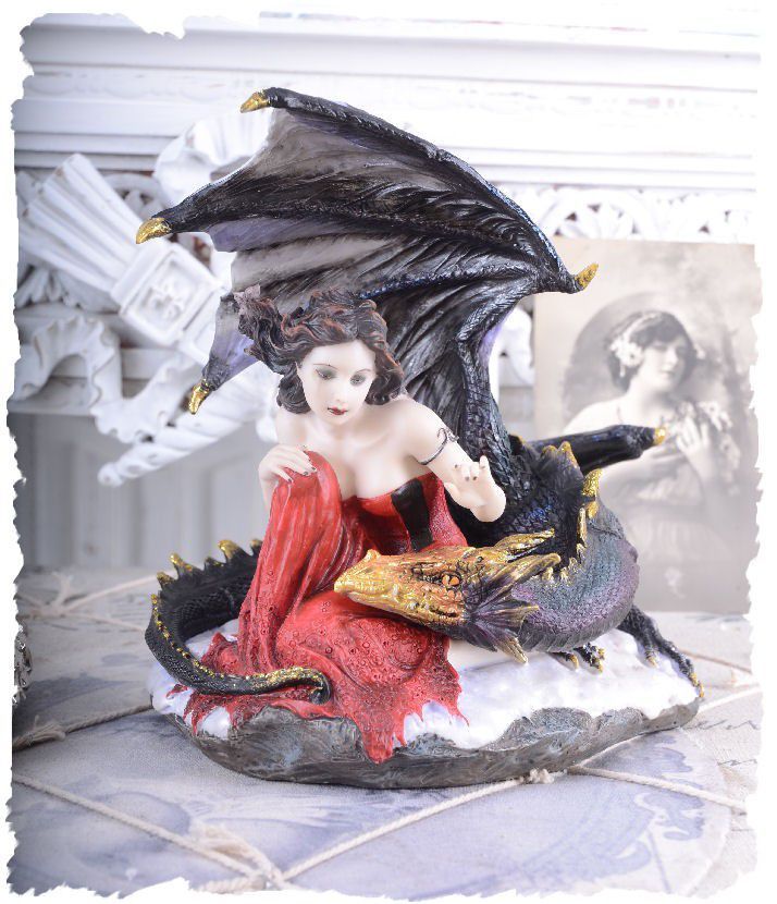 Statueta cu o femeie dragon