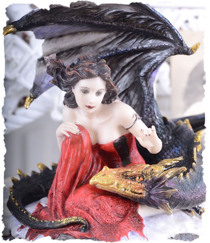 Statueta cu o femeie dragon