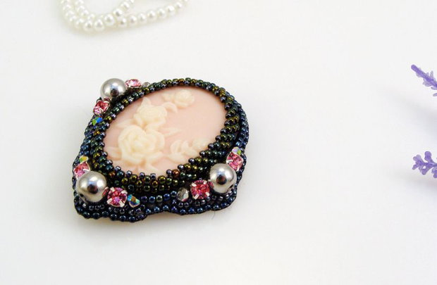 Brosa camee cu flori si cristale Swarovski