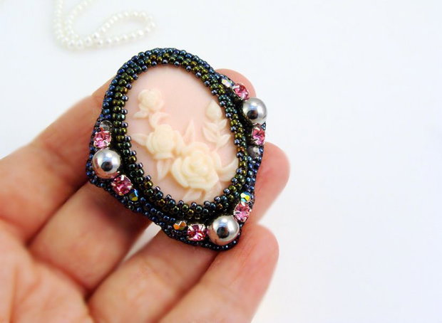 Brosa camee cu flori si cristale Swarovski