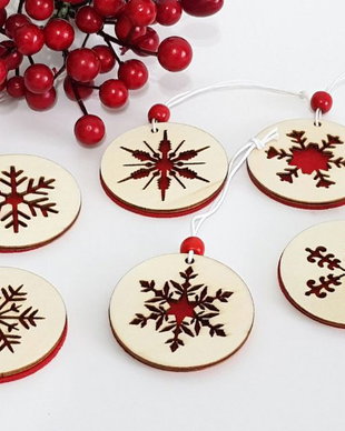 Set ornamente fulg zapada, set ornamente lemn, set ornamente brad, decoratiune fulg zapada, glob lemn, glob fulg zapada, cutie cadou ornamente