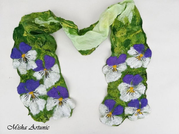 REZERVAT - Esarfa din matase cu panselute impaslite