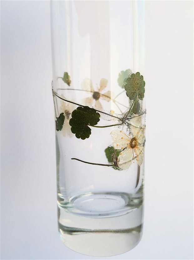 Pahare de apa decorate cu flori de cires presate