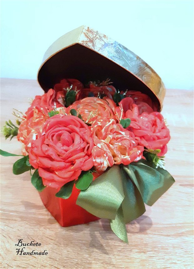 Aranjament in cutie inima cu trandafiri rosii/Flori textile in cutie/Cadou handmade