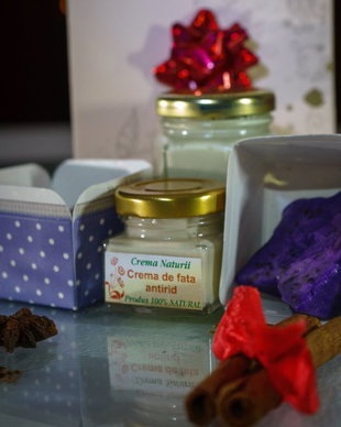 Set cadou creme de fata cu acid hialuronic, de corp si sapun inimioara cu cutie cadou