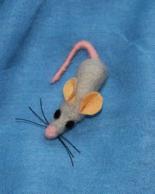 Brosa din lana impaslita`Soricel miniatura`