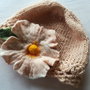 Căciulita croșetata din fir de lână cu floricica de lână merinos aplicata