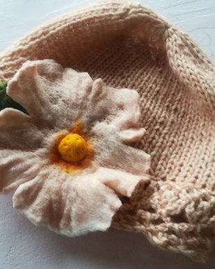 Căciulita croșetata din fir de lână cu floricica de lână merinos aplicata