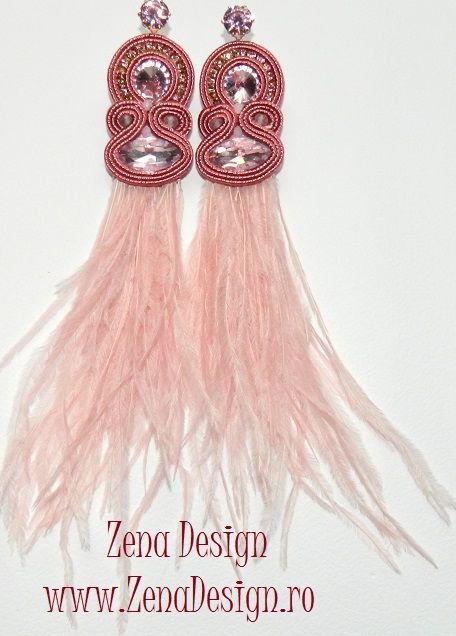 Cercei roz pudrat cu cristale şi pene de struţ, bijuterii brodate cu cristale şi pene, cercei handmade unicat, cercei haute couture unicat