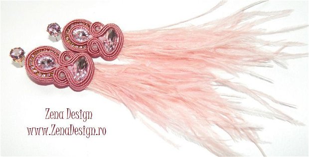Cercei roz pudrat cu cristale şi pene de struţ, bijuterii brodate cu cristale şi pene, cercei handmade unicat, cercei haute couture unicat