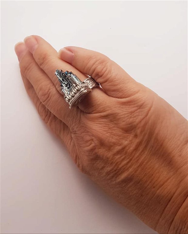 inel de autor, unicat, cu cristal de bismut in forma de castel, din argint 960