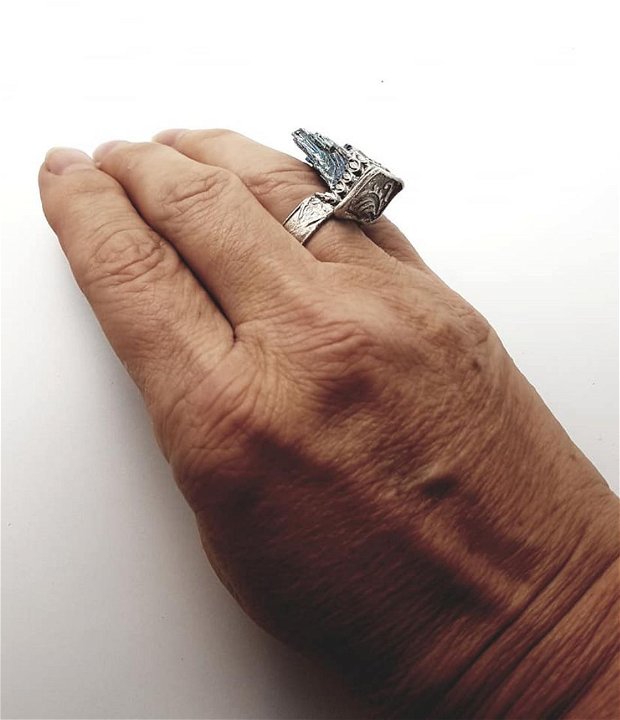 inel de autor, unicat, cu cristal de bismut in forma de castel, din argint 960
