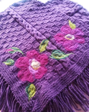 Poncho tricotat cu flori de lână merinos impaslite