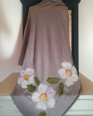 Poncho cu margarete impaslite